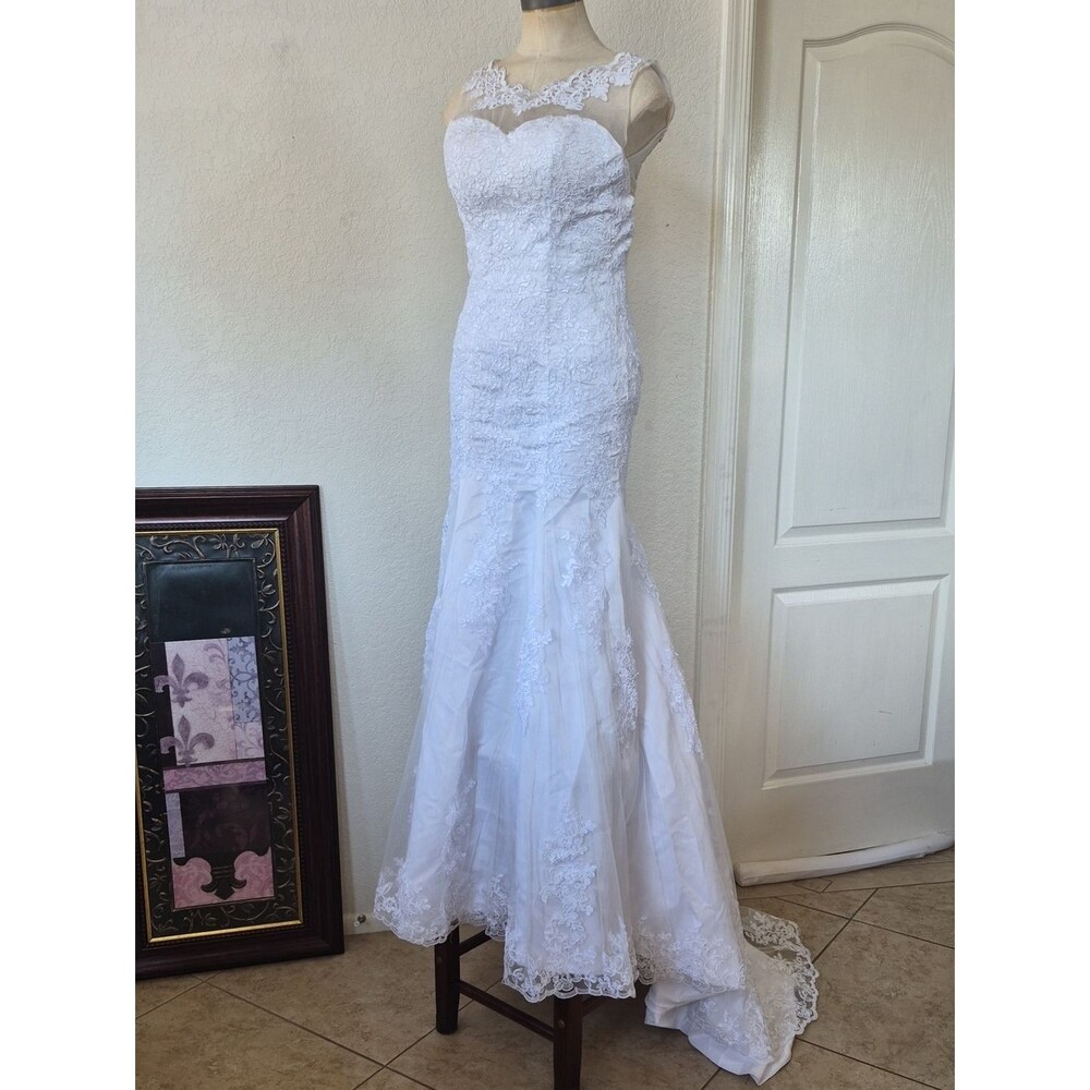 Mermaid Style White Wedding Dress With Backside Button Down Sz XS